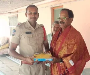 Bheemadevarapally, Kothapally: రిటైర్డ్ ఏసీపీ ని సన్మానించిన ముల్కనూర్ ఎస్సై 