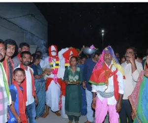 Bheemadevarapally, Mulkanoor: గద్దెలపై కొలువు తీరిన సారలమ్మ 